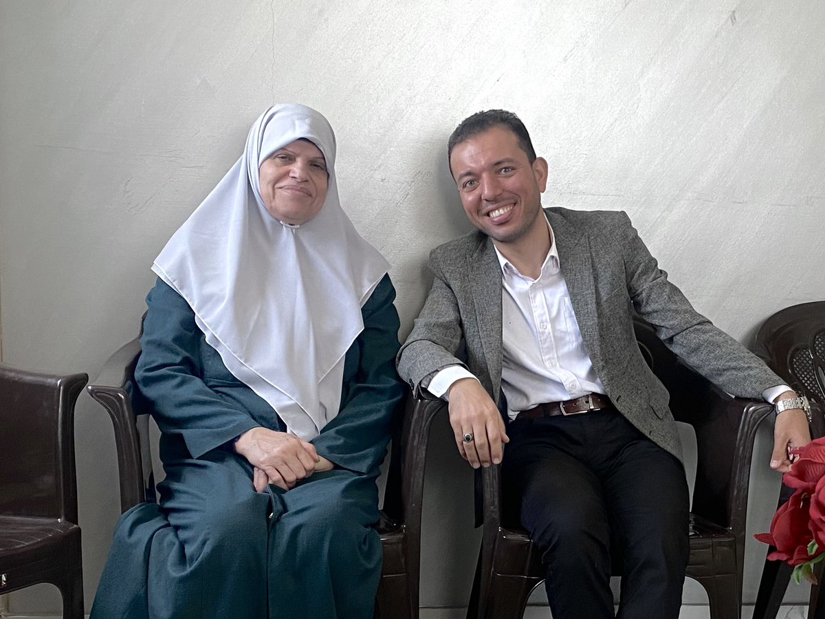 ساعتان من القصص حول رفعت العرعير
قصص مباشرة من أمه السيدة اللطيفة خالتو أم هاني.

بينما يطل شعور الوحدة جليا ثقيلا وجدتني أتصل بها وأزورها هذا الصباح، وصلت فكانت تنتظرني كما تنتظر الأم الحنونة ابنها. كانت تبدو جميلة ككل أمهات الشهداء،وبهية كما يليق بأم أنجبت رفعت العرعير.