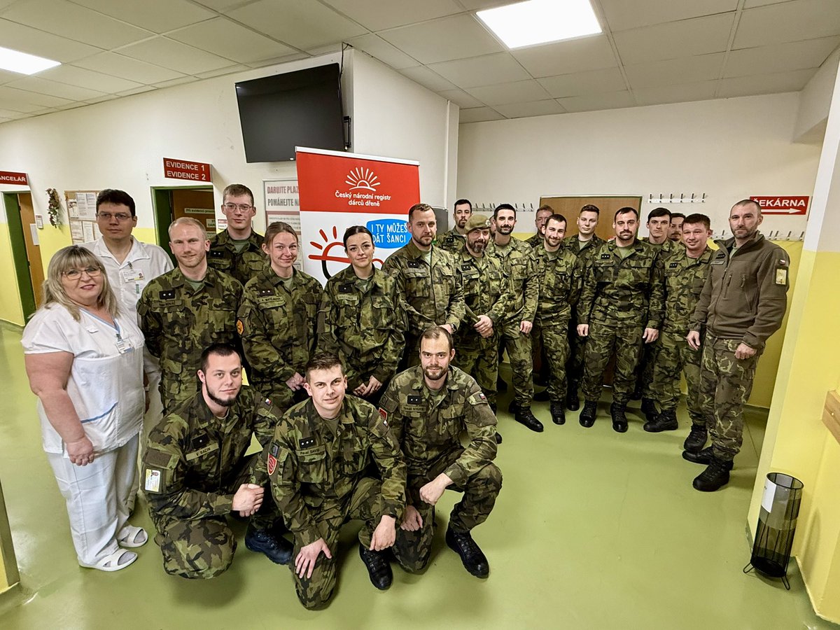 NemLiberec's tweet image. Děkujeme všem, kteří se v posledních dnech registrovali do #ČNRDD a jsou připraveni darovat #kostnídren pro Madlenku a další.
Za posledních pár dní jich bylo na našem transfuz. odd. zapsáno  více než 500. Dnes např. dorazili vojáci z 31. pluk radiační, chemické a biol. ochrany.