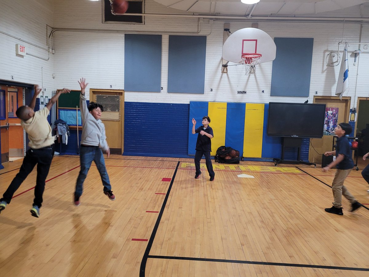 DallasPAL's tweet photo. What a great way to kick off Wednesday with some #PALHoops! 🏀 5th grade students at @urbanparkes started their basketball scrimmages today! https://t.co/WCxa7V2Zvc