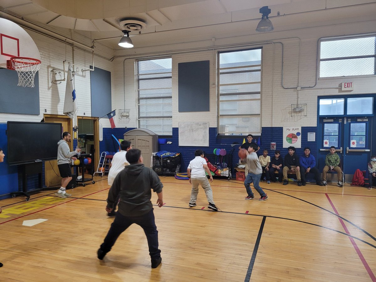DallasPAL's tweet photo. What a great way to kick off Wednesday with some #PALHoops! 🏀 5th grade students at @urbanparkes started their basketball scrimmages today! https://t.co/WCxa7V2Zvc