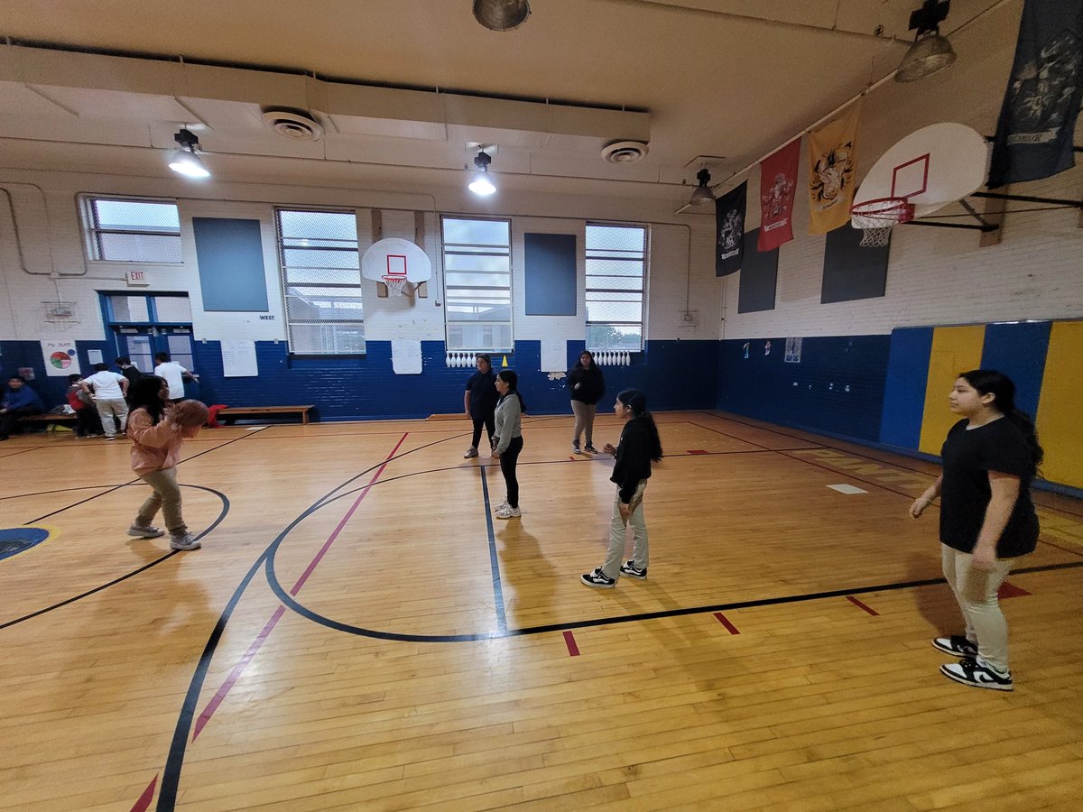 DallasPAL's tweet photo. What a great way to kick off Wednesday with some #PALHoops! 🏀 5th grade students at @urbanparkes started their basketball scrimmages today! https://t.co/WCxa7V2Zvc