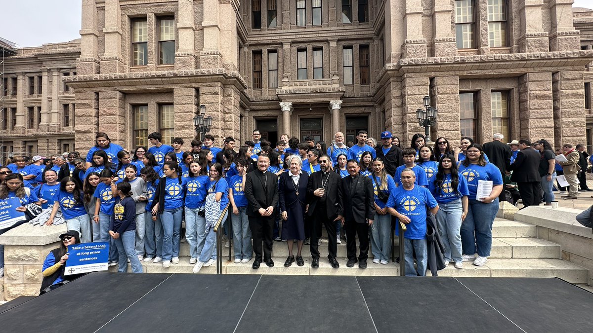 𝗔𝗱𝘃𝗼𝗰𝗮𝗰𝘆 𝗗𝗮𝘆 𝟮𝟬𝟮𝟱 
Catholic Texans gathered at the State Capitol to be social justice advocates. Four buses of RGV Catholic pilgrims departed early hours of the morning to Austin. #CatholicRGV #TXCatholic #TXLege