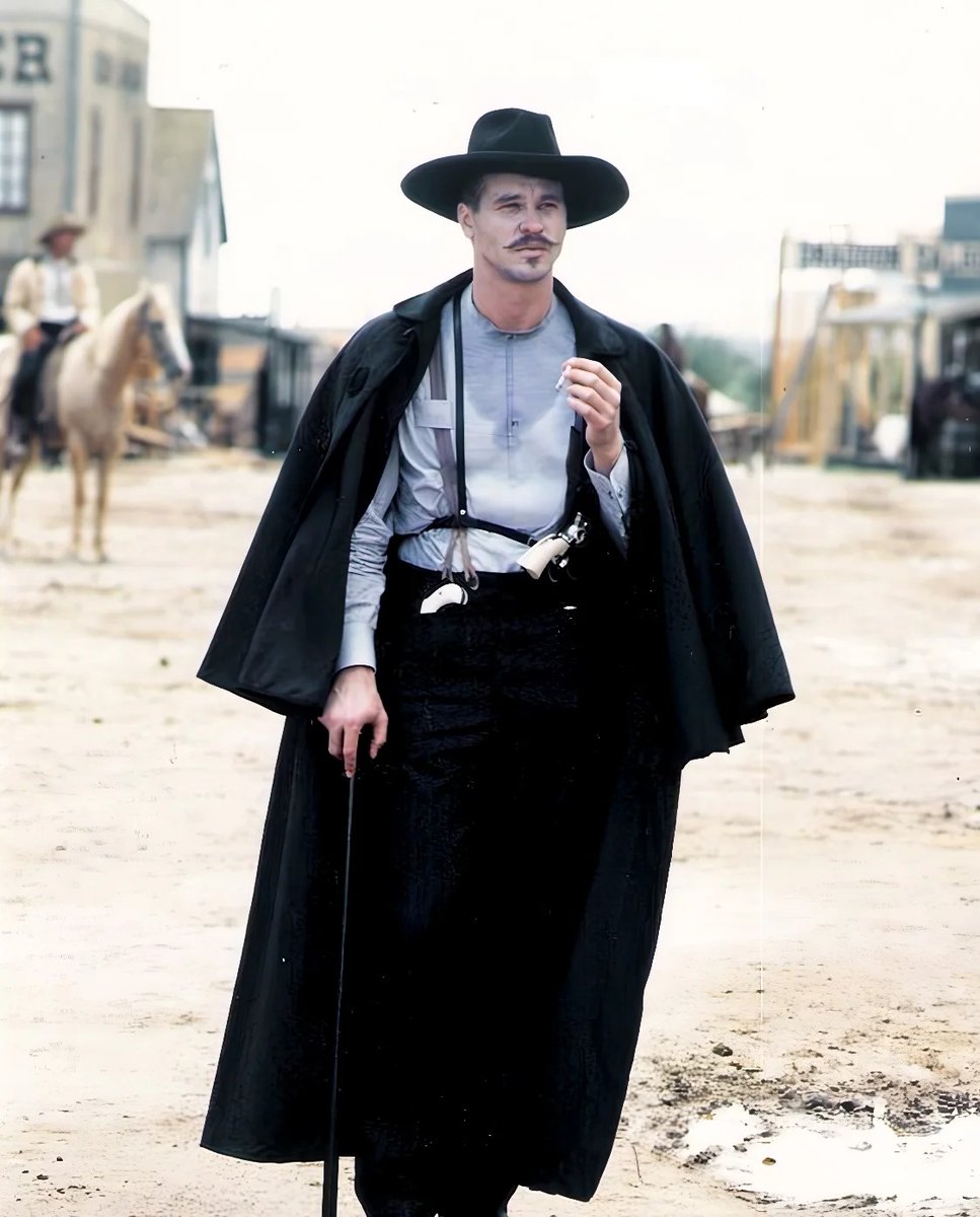 BonillaNoticias's tweet photo. Val Kilmer se ha ido, pero su legado sigue vivo. Como Doc Holliday en Tombstone, nos regaló una actuación inolvidable: carismático, trágico y letal. 

Su voz, su mirada, su “I'm your huckleberry” quedarán grabados en la historia del cine. Descansa, leyenda. 🌵🎬

#ValKilmer #Kilmer #Hollywood #Tombsone #BatmanForever #DocHolliday