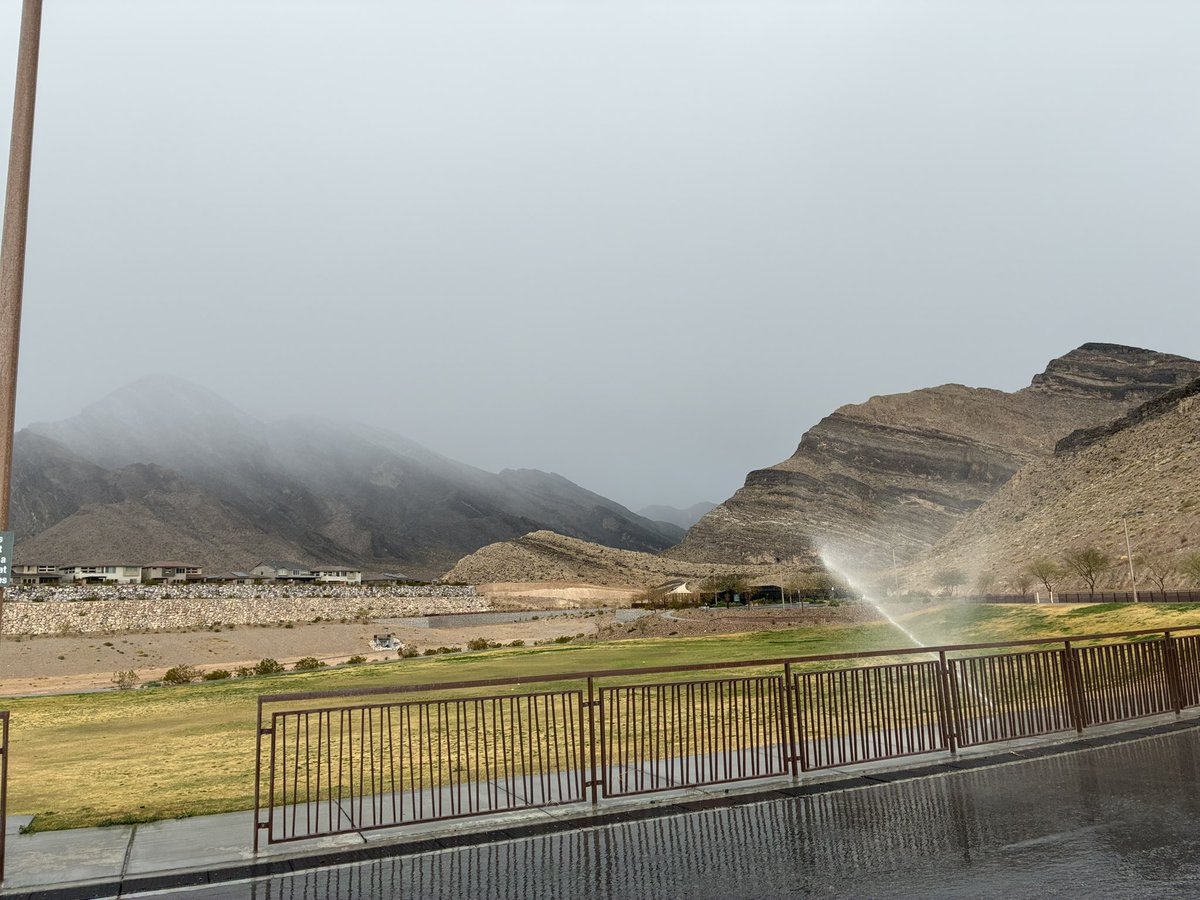 jacktenclubs's tweet image. The park sprinklers are on full blast in Summerlin 🌧️ 🤦🏽♂️ @LasVegasLocally @VitalVegas @summerlinlv @just1nbruce