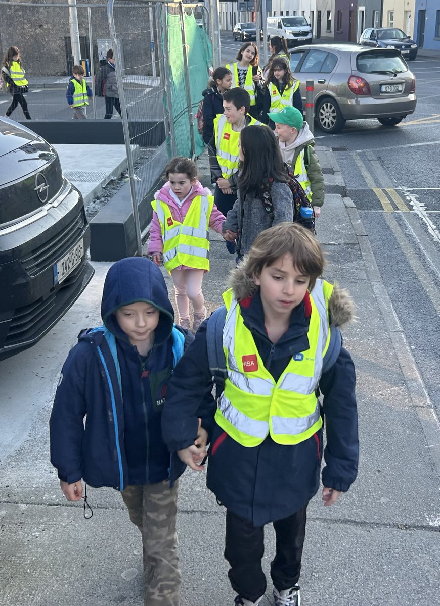 🚶‍🌞Another great turnout for Walk on Wednesday! Maith sibh gach duine! Same time, same place next week!!!! #ActiveSchool #GreenSchool #WoW #Waterside #Woodquay #GalwayCity
