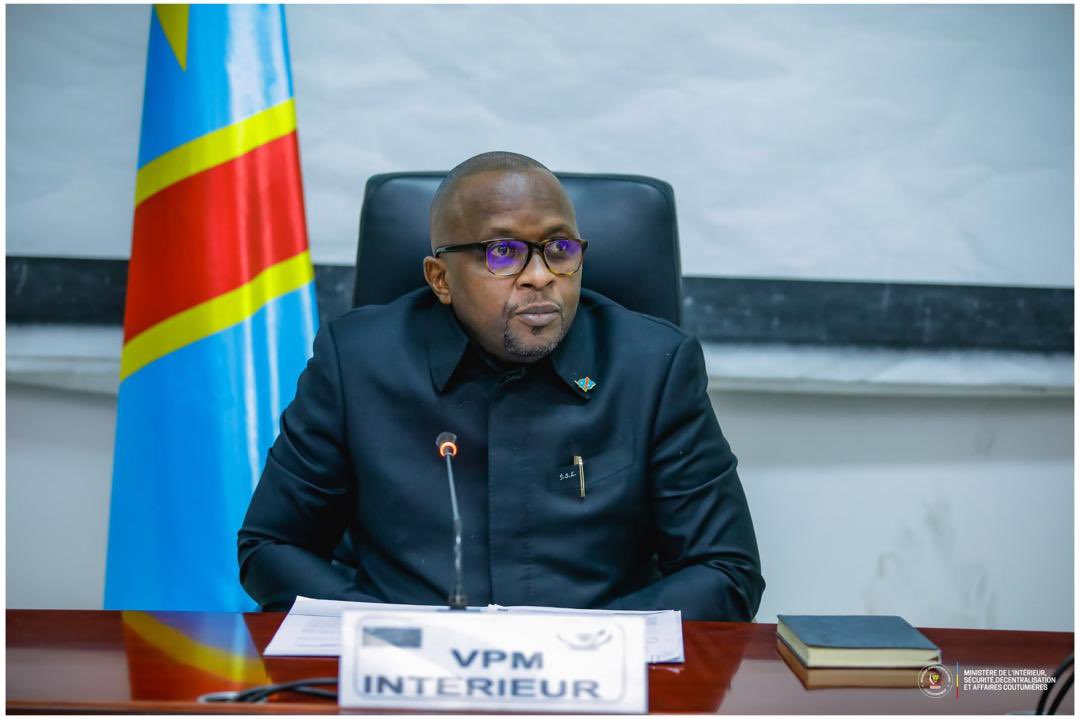 Le patron de la territoriale <a href="/shabani_lukoo/">SHABANI Lukoo J.</a> a demandé au gouverneur militaire du Nord-Kivu de rapporter sa circulaire concernant la mise en congé technique de tous les agents et cadres de l’administration publique du Nord-Kivu qui ne sont pas présents à Beni, chef-lieu provisoire