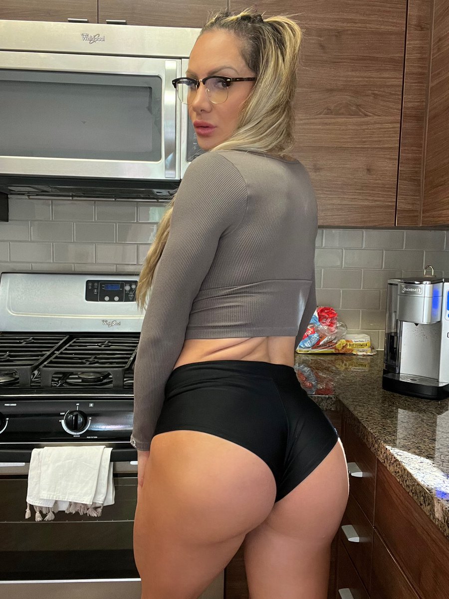 Happy humpday! RT if you like humpdays ❤️🫣