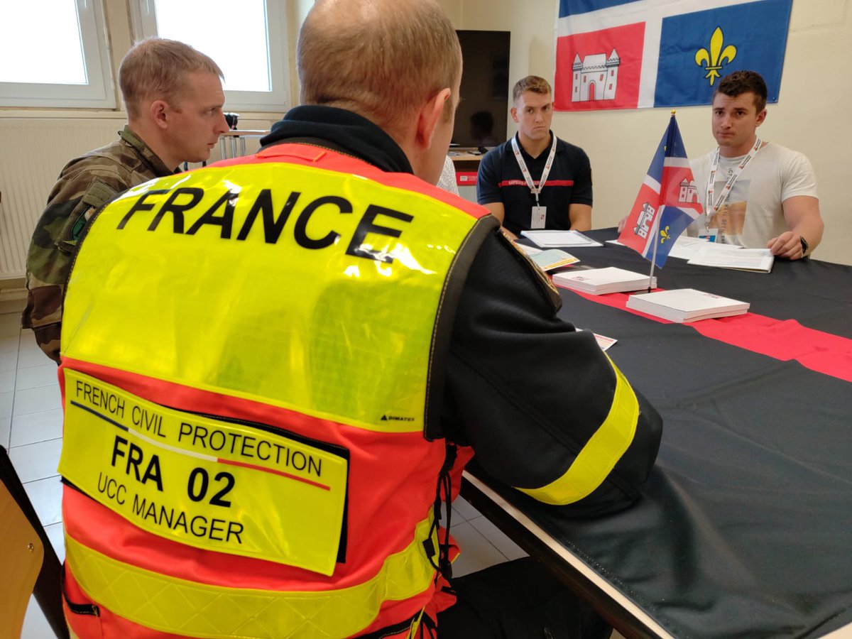 26 heures après le séisme, les équipes FRA02 sont sur le terrain. Ici, le compte-rendu des actions coordonnées et entreprises par les Français au directeur de la protection civile de la principauté fictive de Valvidia.