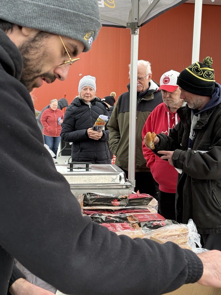 City of Peterborough Mayor (@mayorptbo) on Twitter photo Free food is available today at the Miskin Law Community Complex! Thanks to <a href="/enbridgegas/">Enbridge Gas</a> for supporting our community during this difficult time.
Visit peterborough.ca/StormUpdate for the latest information on the city’s response to the storm and available resources. Free food is available today at the Miskin Law Community Complex! Thanks to <a href="/enbridgegas/">Enbridge Gas</a> for supporting our community during this difficult time.
Visit peterborough.ca/StormUpdate for the latest information on the city’s response to the storm and available resources.