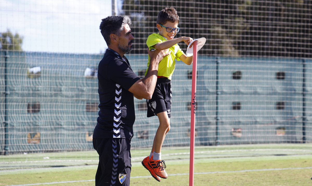 El fútbol se juega en equipo, y un equipo no deja a nadie atrás 🫂

En el #DíaMundialdelAutismo nos unimos por la concienciación e inclusión de las personas con autismo 💙