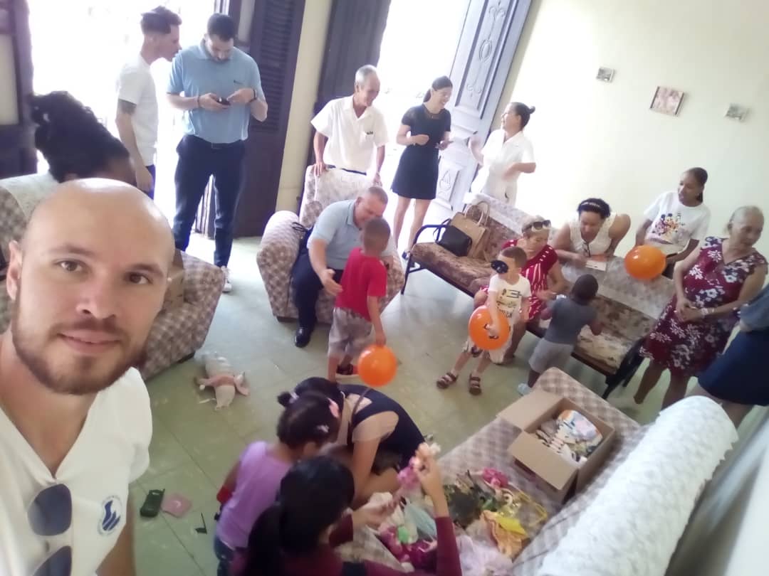 Como parte de las actividades por el 4 de abril, jóvenes de ETECSA #Camagüey visitaron casa de niños sin amparo filial. Entregaron donación, pero sobre todo su amor infinito. Ellos disfrutan de mucho amparo, porque en #Cuba los niños son prioridad. #UJCdeCuba
#EtecsaTeAcompaña