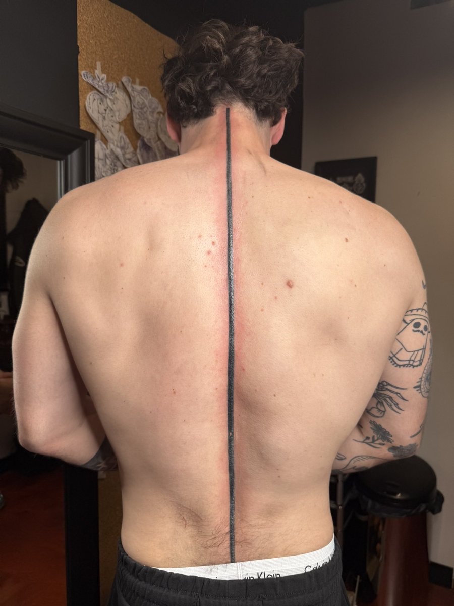 LeBouseuh's tweet image. Je viens de faire la retouche de ma ligne dans le dos 11 mois après bordel le dos énorme