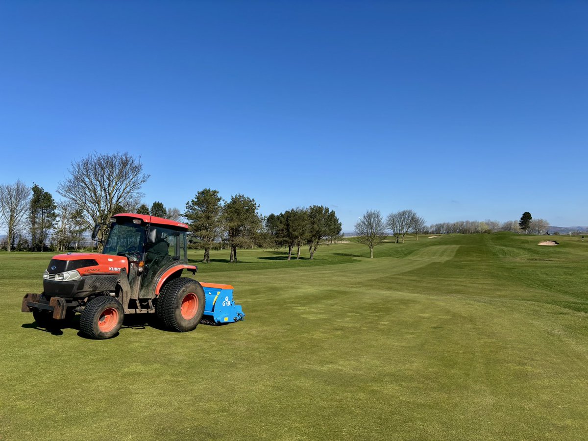 Turfiesonthebay's tweet photo. Productive day with greens topdressed and overseeded ☀️⛳️ #maintenanceweek https://t.co/mSGmYIsvaw