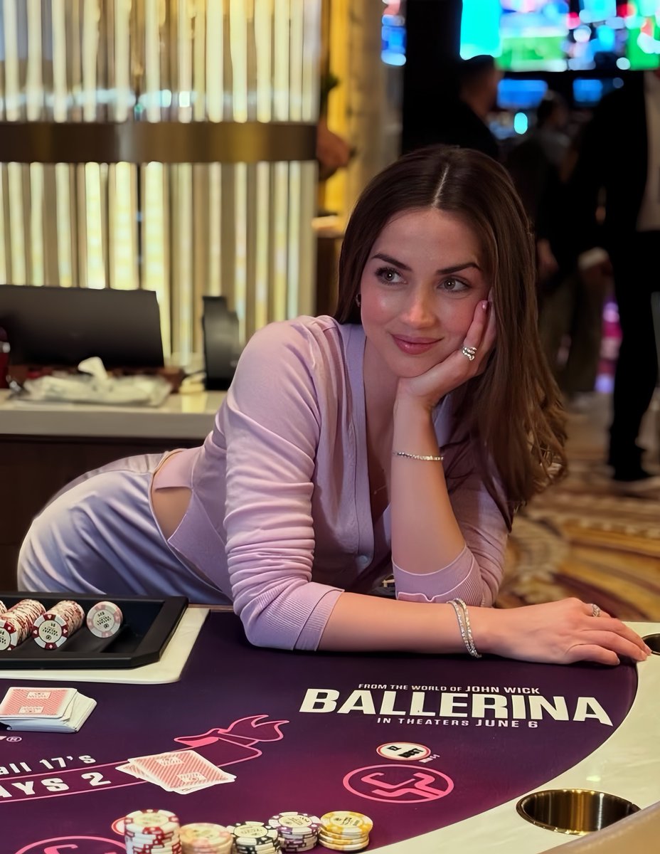 anadearmasdaily's tweet photo. ANA DE ARMAS OH MY GOD https://t.co/0RP9lDs17o