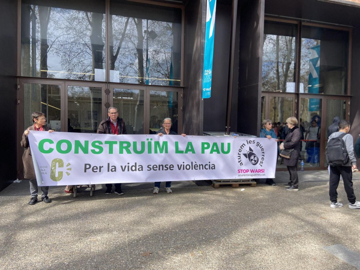 CoordONGs's tweet photo. ☮️Protesta avui a #Expojove de @firadegirona del grup de #Girona d’Aturem les guerres per la presència de l’estand de l’exèrcit i per alertar del perill del rearmament com a solució als conflictes.

Les armes no eduquen! Les armes maten! https://t.co/24ouUpc8TO