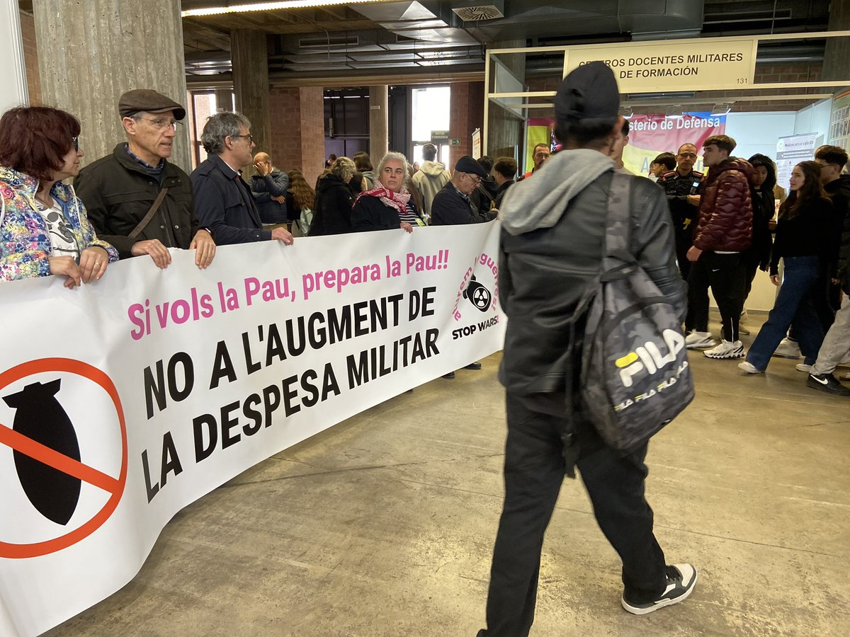 CoordONGs's tweet photo. ☮️Protesta avui a #Expojove de @firadegirona del grup de #Girona d’Aturem les guerres per la presència de l’estand de l’exèrcit i per alertar del perill del rearmament com a solució als conflictes.

Les armes no eduquen! Les armes maten! https://t.co/24ouUpc8TO