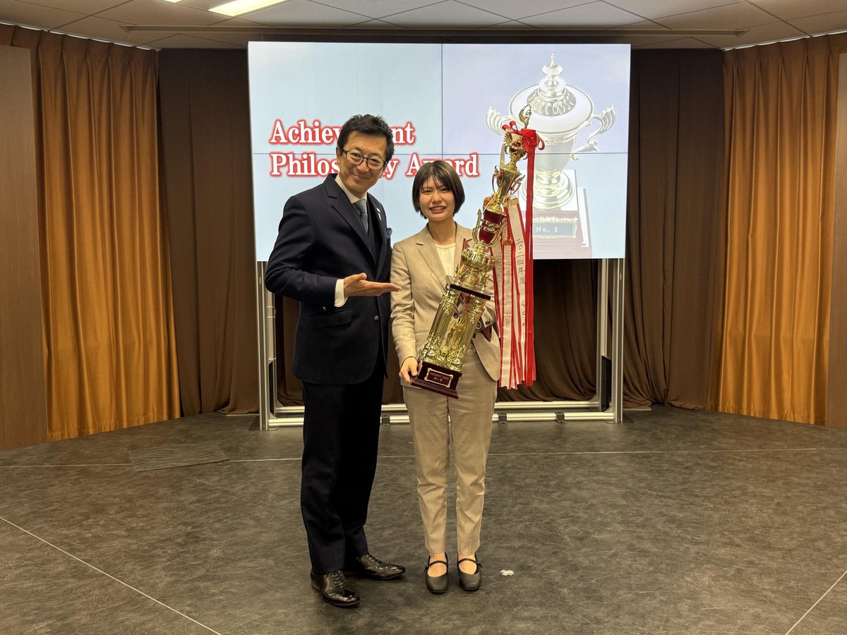目指し続けていた新人賞を本日いただきました✨
お客様が大好きで、会社が大好きでした。
必ず、入社動機を遂げていく。
お客様や上司、関わってくださった方、親、そして自分に達成で感謝を伝えると決めておりました。
引き続き目的をみて頑張ってまいります🔥
2年目もやりきってまいります！
