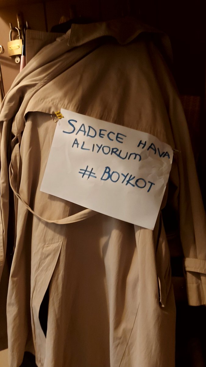 Az önce hasta ziyaretine veterinere trenckotumun arkasında bu yazıyla gittim. Boykot günlerinde böyle gezeceğim. #boykot