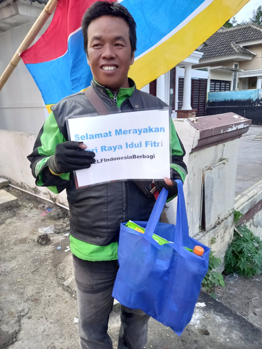 FLOnaad's tweet image. Minal aidin wal faidzin, maaf lahir dan batin.
Teman² #ELFIndonesiaBerbagi sdh menyalurkan paket Lebaran untuk mas Ojol dan bpk penyapu jalanan. Terimakasih atas kebaikan hati tmn² semua