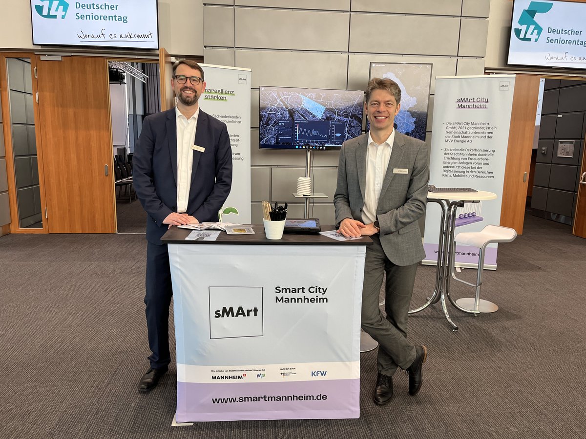 Smart City Mannheim beim #DeutschenSeniorentag im Rosengarten. Hier zu sehen die beiden Geschäftsführer Johannes Müller und <a href="/RobertCThomann/">Robert Thomann</a>. Wir stellen u.a. das hochaufgelöste Echtzeit-Mikroklimamodell mit Wettervorhersage vor, das derzeit in Mannheim entwickelt wird.