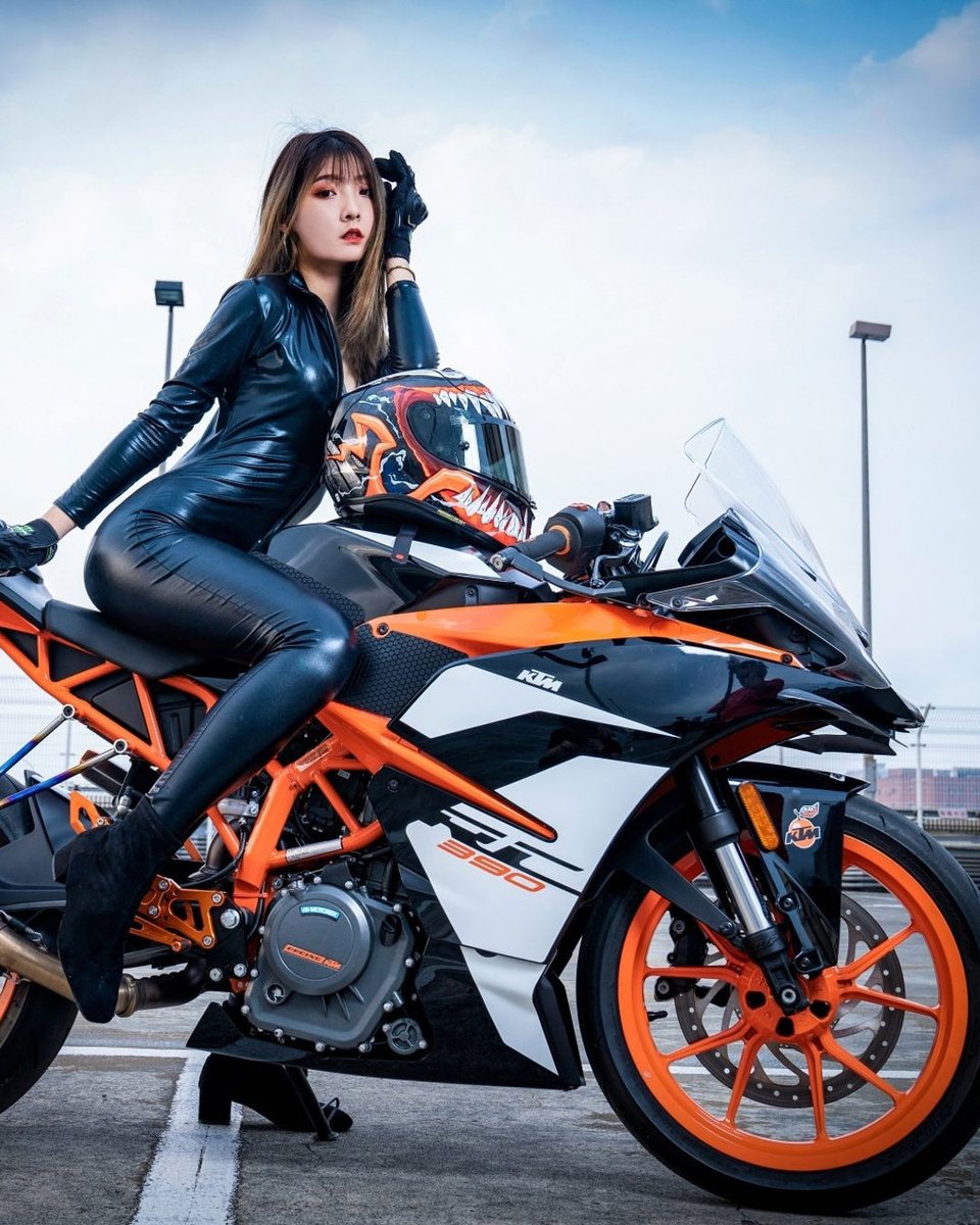 333MotoLife's tweet photo. The KTM RC 390 is a high-performance lightweight sportbike built for riders who crave speed, agility, and razor-sharp handling. With its aggressive aerodynamic design, bold orange trellis frame, and race-inspired fairings, this machine is designed to dominate both city streets https://t.co/spkPaYuJbZ