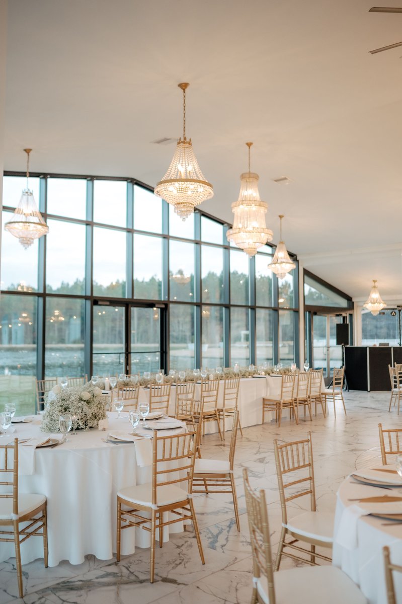 when modern elegance meets Southern charm at #Chateau1800 🌾🌿

vendor credits: 
photography: @abbygilesphotography
venue: <a href="/chateau1800/">Chateau 1800</a>
florist: <a href="/ivoryandbeau/">Ivory & Beau</a> @savannahflorist

#WeddingGoals #savannahflorist #iandbflorals #chateau1800