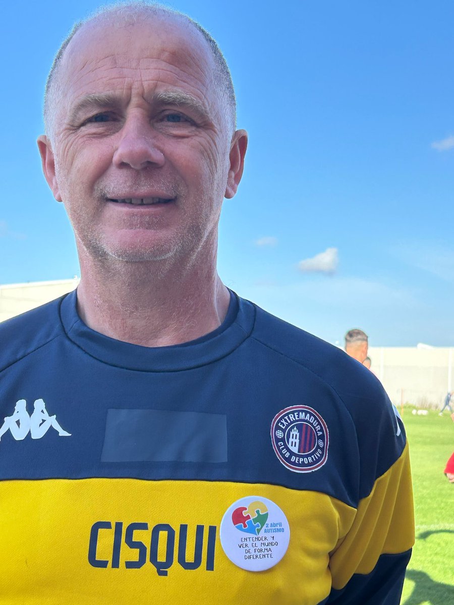 CDExt1924's tweet photo. 💙🤝 | En el entrenamiento de hoy, nuestro entrenador Francisco Javier Diosdado ‘Cisqui’ ha lucido en el pecho una chapa con motivo del Día Mundial de Concienciación sobre el Autismo.

Cisqui conoce muy bien este trastorno del desarrollo y siempre ha mostrado un fuerte compromiso con la causa. 

Desde el CD Extremadura, nos sumamos como familia a esta iniciativa, apoyando la inclusión y la concienciación.

🔵⚽ ¡Por un mundo más comprensivo y accesible para todos! 

#DíaMundialDelAutismo