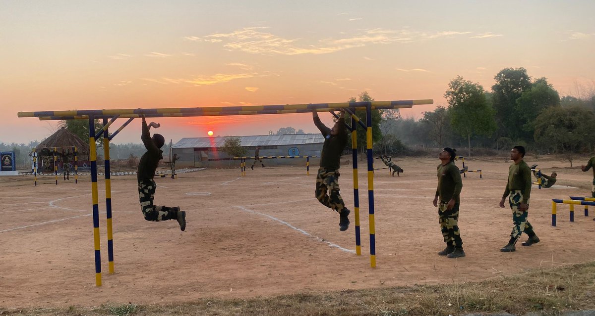 stcbsfbangalore's tweet image. Training is nothing but pushing yourself to the limit...Counter Insurgency and Anti Terrorism School (CIATS),  STC  BSF Banglore...                                
THE #BORDERMAN 
Training Activities                          
#FirstLineOfDefence
@BSF_India
@BSF_ANO_Command