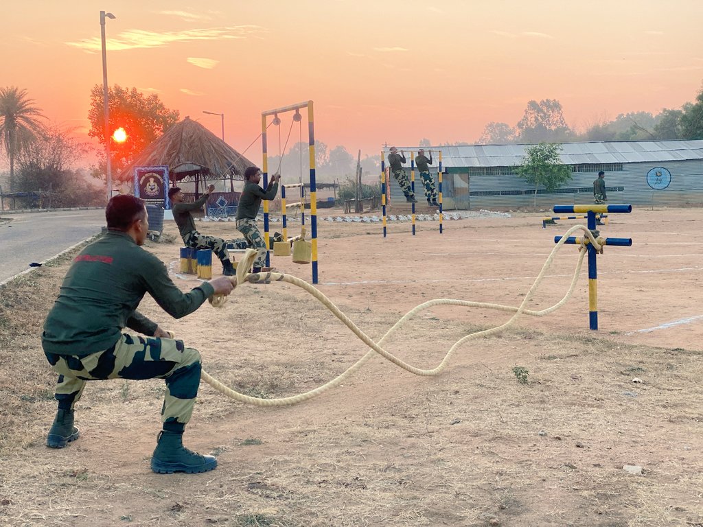 stcbsfbangalore's tweet image. Training is nothing but pushing yourself to the limit...Counter Insurgency and Anti Terrorism School (CIATS),  STC  BSF Banglore...                                
THE #BORDERMAN 
Training Activities                          
#FirstLineOfDefence
@BSF_India
@BSF_ANO_Command