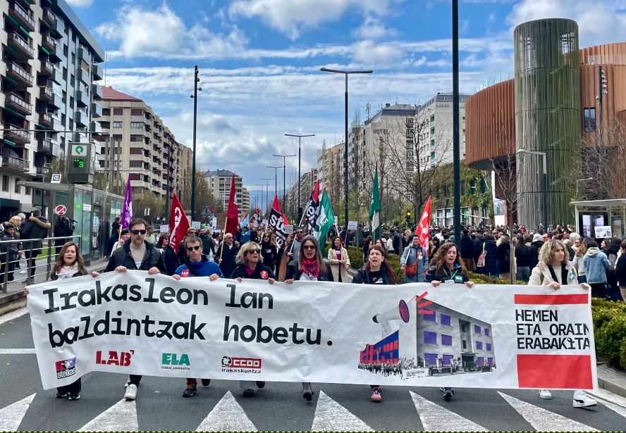 LABsindikatua's tweet photo. ➡️EAEko hezkuntza publikoko irakasleak bigarren faseko greba dinamiken bukaerara iritsi dira

📢 Oso manifestazio jendetsua egin dute gaur Gasteizen

🔗 https://t.co/X7qqKDaXOg https://t.co/PEKByocx4F