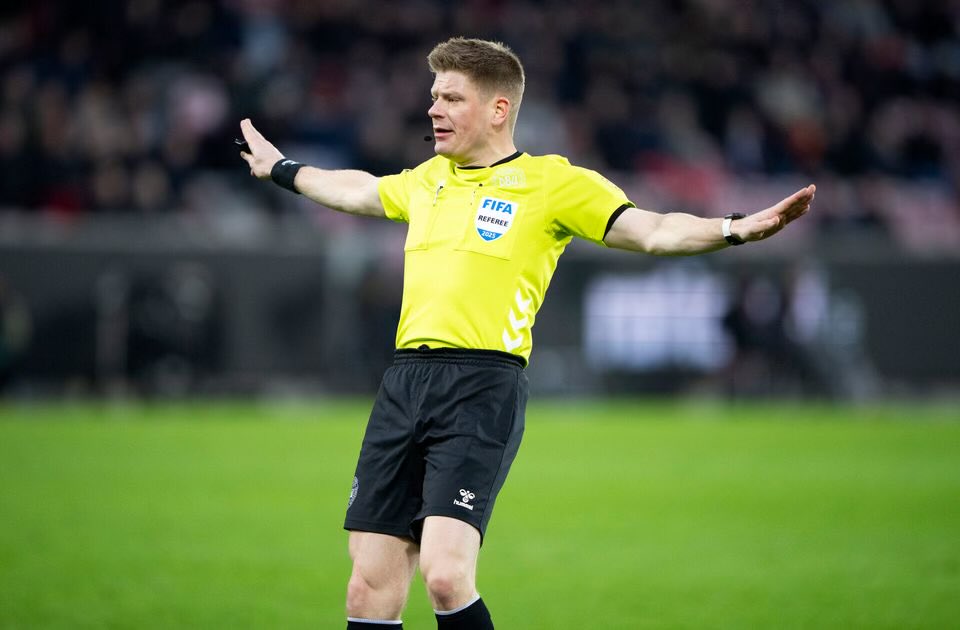 Fint af Sundberg at indrømme og evaluere egen insats. Respekt for det.. Det store spørgsmål er, hvorfor VAR ikke retter det med det samme? De kan vel se, hvad alle andre kan se. #fcmbif #sldk 

Læs Sundberg erkender fejl: FCM skulle have haft straffe bold.dk/fodbold/klubbe…