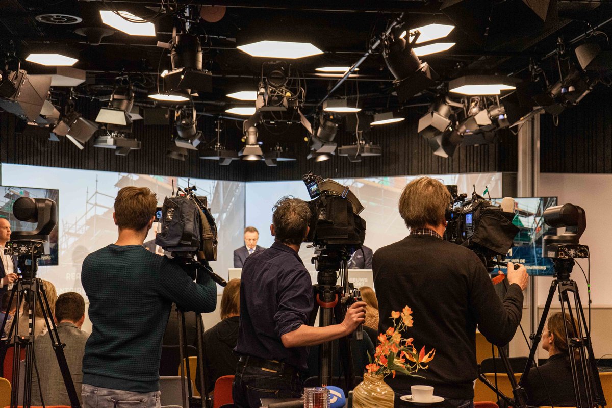 Nieuwspoort (@nieuwspoort) on Twitter photo Debat: Vrije pers onder vuur
Hoe behoudt de media haar rol als tegenmacht in turbulente tijden?
Panel met o.a. Marcia Luyten & Avinash Bhikhie
Inleiding door Trouw-hoofdredacteur <a href="/WendelmoetL/">Wendelmoet Boersema</a>
Gratis tickets: ap.lc/NZBpl Debat: Vrije pers onder vuur
Hoe behoudt de media haar rol als tegenmacht in turbulente tijden?
Panel met o.a. Marcia Luyten & Avinash Bhikhie
Inleiding door Trouw-hoofdredacteur <a href="/WendelmoetL/">Wendelmoet Boersema</a>
Gratis tickets: ap.lc/NZBpl
