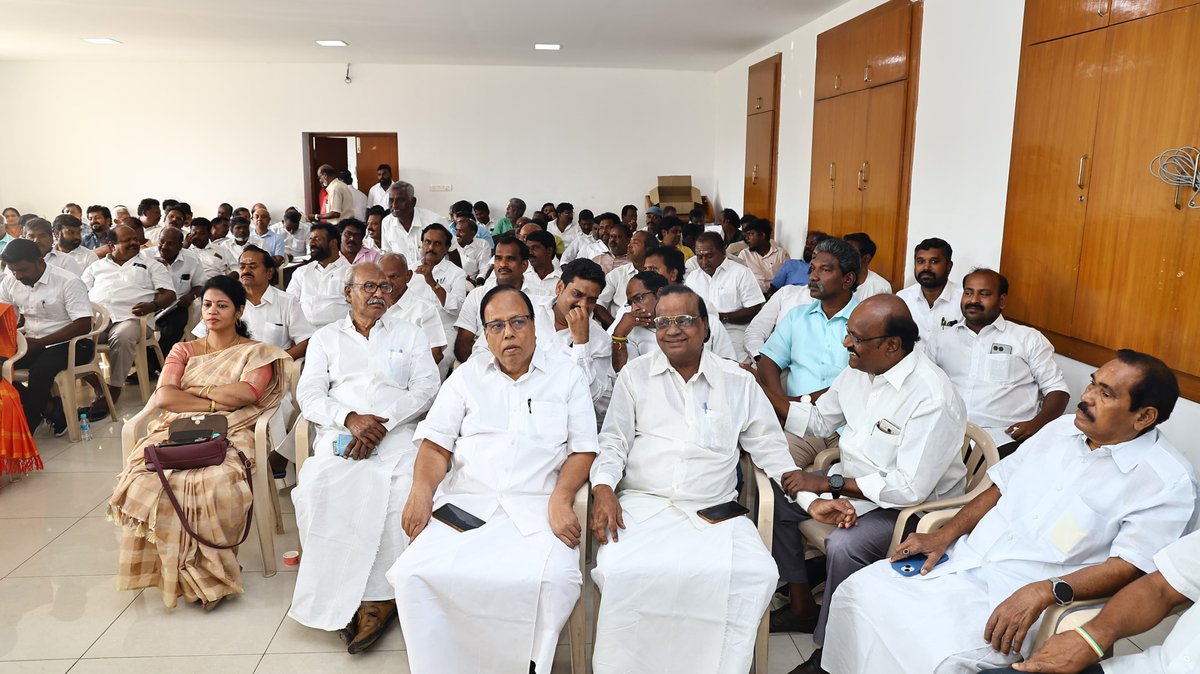 தமிழ்நாடு காங்கிரஸ் கமிட்டி தலைவர் திரு கு செல்வப்பெருந்தகை MLA அவர்கள் தலைமையில் சென்னை மாவட்டத்தில் உள்ள மாநில மாவட்ட நிர்வாகிகள் ஆலோசனை கூட்டம் சத்தியமூர்த்திபவனில் இன்று நடைபெற்றது. இதில் சடடமன்ற உறுப்பினர் திரு ஹசன் மௌலானா மாவட்ட தலைவர்கள், மாநில மாவடட நிர்வாகிகள், துணை