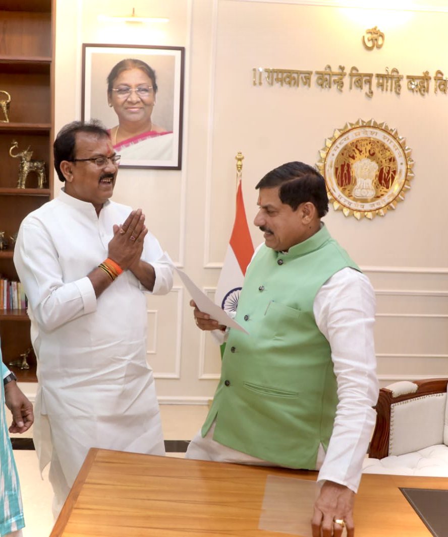 MLARajeshShukla's tweet image. आज मुख्यमंत्री निवास पहुंचकर प्रदेश के यशस्वी मुख्यमंत्री आदरणीय डॉ. मोहन यादव जी से मिलकर क्षेत्र के विभिन्न विकास संबंधी विषयों पर चर्चा की…

इस दौरान भारतीय जनता पार्टी के प्रदेश उपाध्यक्ष एवं सागर संभाग के प्रभारी चौधरी मुकेश सिंह चतुर्वेदी जी मौजूद रहे।

#RajeshShukla