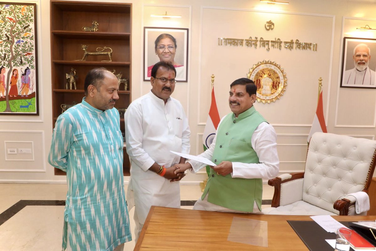 MLARajeshShukla's tweet image. आज मुख्यमंत्री निवास पहुंचकर प्रदेश के यशस्वी मुख्यमंत्री आदरणीय डॉ. मोहन यादव जी से मिलकर क्षेत्र के विभिन्न विकास संबंधी विषयों पर चर्चा की…

इस दौरान भारतीय जनता पार्टी के प्रदेश उपाध्यक्ष एवं सागर संभाग के प्रभारी चौधरी मुकेश सिंह चतुर्वेदी जी मौजूद रहे।

#RajeshShukla