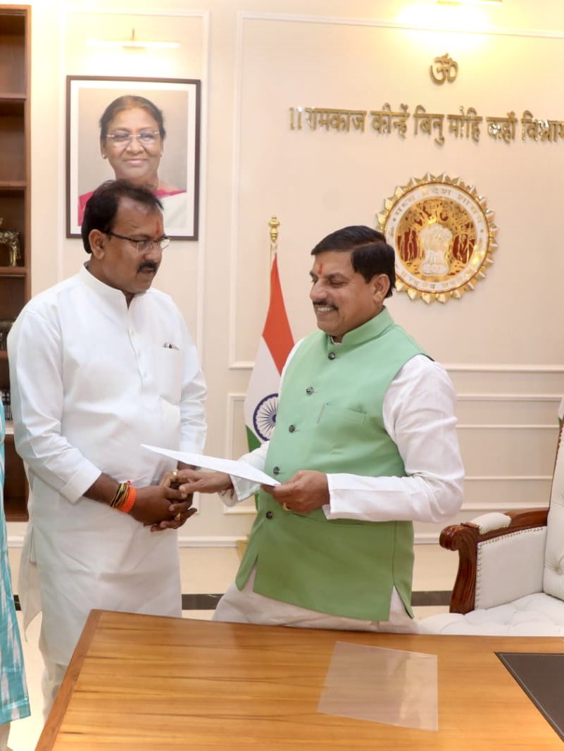 MLARajeshShukla's tweet image. आज मुख्यमंत्री निवास पहुंचकर प्रदेश के यशस्वी मुख्यमंत्री आदरणीय डॉ. मोहन यादव जी से मिलकर क्षेत्र के विभिन्न विकास संबंधी विषयों पर चर्चा की…

इस दौरान भारतीय जनता पार्टी के प्रदेश उपाध्यक्ष एवं सागर संभाग के प्रभारी चौधरी मुकेश सिंह चतुर्वेदी जी मौजूद रहे।

#RajeshShukla