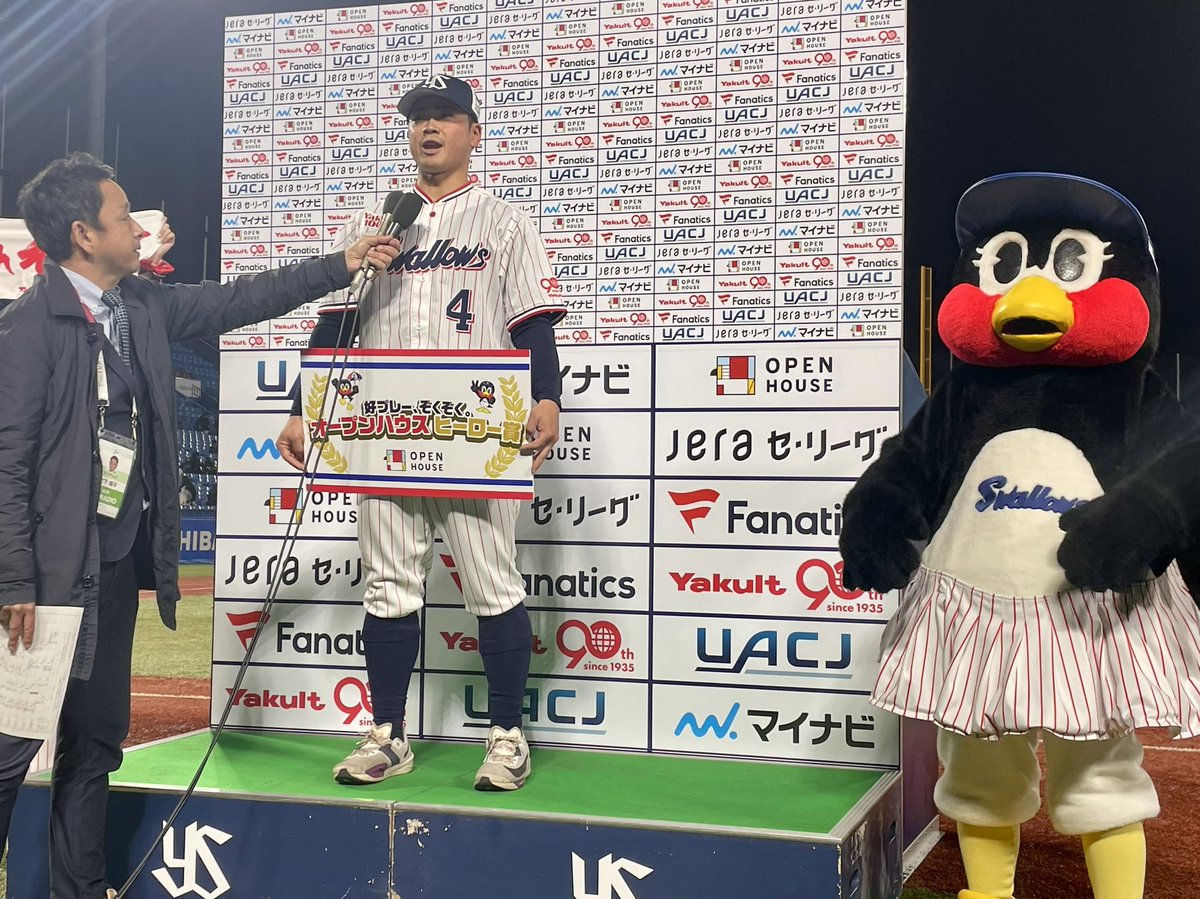 swallowspr's tweet photo. 今日のお立ち台！

8回裏に二死満塁から同点となる走者一掃のツーベースヒットを放った #古賀優大 選手と、10回裏にサヨナラヒットを放った #丸山和郁 選手です✨

#swallows #捲土重来 https://t.co/I5Z2NnmwAA