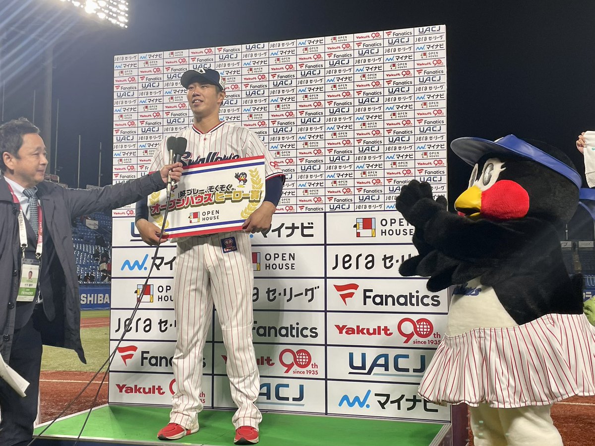 swallowspr's tweet photo. 今日のお立ち台！

8回裏に二死満塁から同点となる走者一掃のツーベースヒットを放った #古賀優大 選手と、10回裏にサヨナラヒットを放った #丸山和郁 選手です✨

#swallows #捲土重来 https://t.co/I5Z2NnmwAA