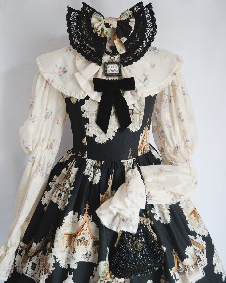 Love the black “Wooden Architecture Motifs” pinafore dress? The gray is sold out, but we have one last black dress available—any size, 30% off! Don’t miss out!