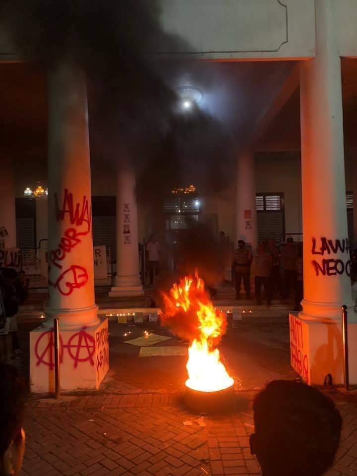 GraffitiRadical's tweet photo. Protest graffiti &amp; riots in Jakarta last week during the mass protests against the Armed Forces Bill, a new law that will integrate the Indonesian military into civil government institutions https://t.co/LvmJtzM6gW