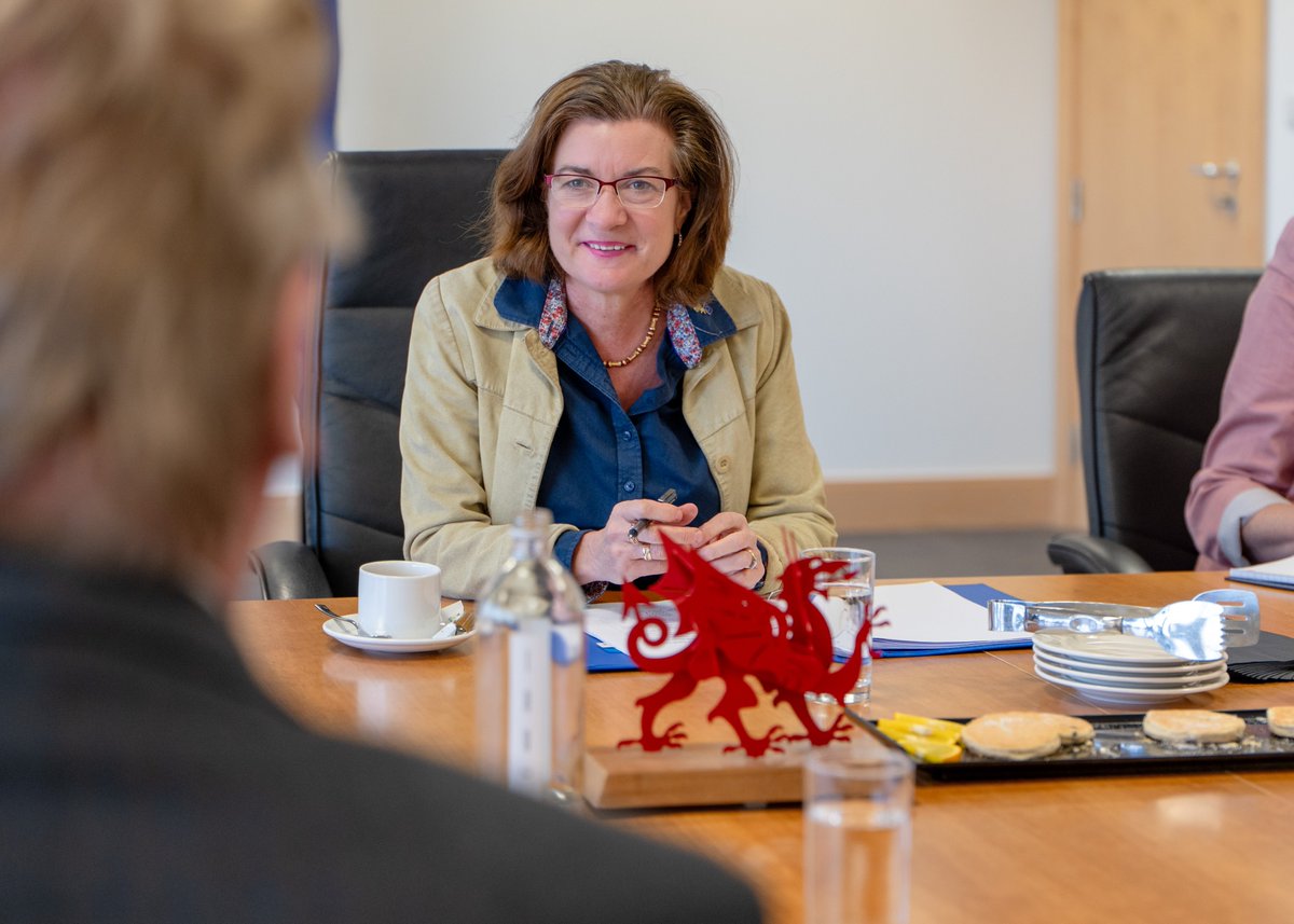 Oeddech chi'n gwybod bod allforion Cymru i Ewrop yn werth bron i £12 biliwn yn 2023?

Ewrop yw ein bloc masnachu mwyaf. Heddiw bydd <a href="/PrifWeinidog/">Eluned Morgan</a> yn cwrdd â'n ffrindiau Ewropeaidd i weld sut y gallwn wneud y mwyaf o gyfleoedd masnach, ynni a sgiliau i fusnesau Cymru a thu hwnt.