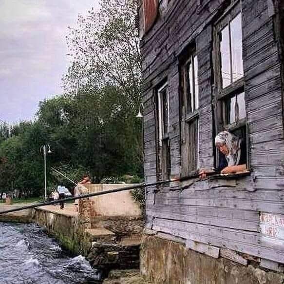 Evinin penceresinden boğazda balık tutan kadın, Kuzguncuk 1982..