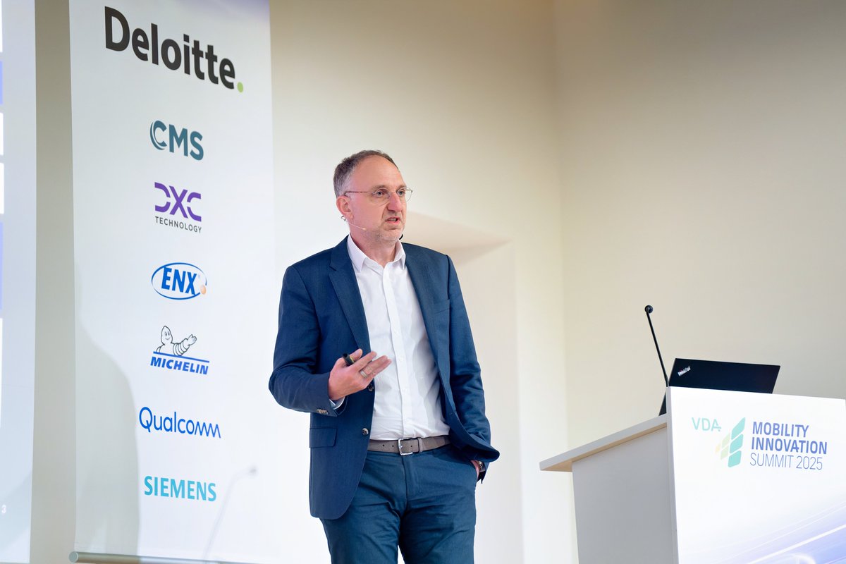 Qualcomm Deutschland (@qualcomm_de) on Twitter photo Während des VDA Mobility Innovation Summit hielt Alejandro Vukotich, VP Product Management bei <a href="/Qualcomm_DE/">Qualcomm Deutschland</a>, eine Keynote über die beschleunigte Entwicklung softwaredefinierter Fahrzeuge und wie Qualcomm mit Innovation, fortschrittlicher #KI und mehr diesen Wandel vorantreibt. Während des VDA Mobility Innovation Summit hielt Alejandro Vukotich, VP Product Management bei <a href="/Qualcomm_DE/">Qualcomm Deutschland</a>, eine Keynote über die beschleunigte Entwicklung softwaredefinierter Fahrzeuge und wie Qualcomm mit Innovation, fortschrittlicher #KI und mehr diesen Wandel vorantreibt.