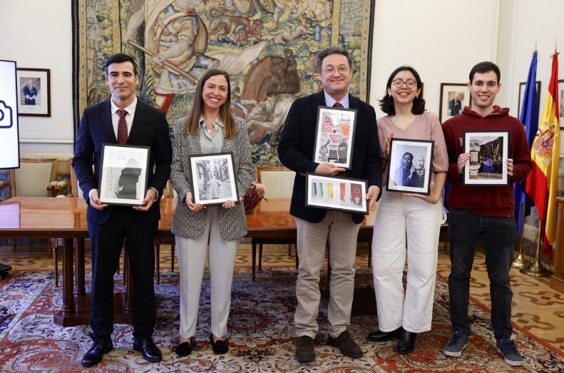 El fiscal jefe de la Fiscalía Prov de #ACoruña Miguel Armenteros ha ganado el 3º premio del Concurso de Fotografía de la FGE <a href="/fiscal_es/">Fiscalía General</a> 
📸"Entre todas y todos lo conseguiremos" ➡️ una mujer con toga y un maletín vacío por un futuro sin necesidad de juzgados de #ViolenciaDeGénero