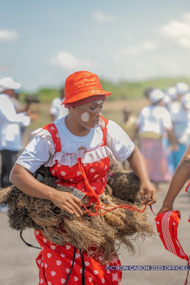 Dès son arrivée ce matin à l’aéroport de Tchibanga, le  Bâtisseur en Chef , Brice Clotaire <a href="/oliguinguema/">Brice Clotaire Oligui Nguema</a> , a été accueilli par une immense marée humaine.

Acclamations, chants et ovations ont rythmé ce moment d’intense ferveur populaire, illustrant l’adhésion totale des Nynois à