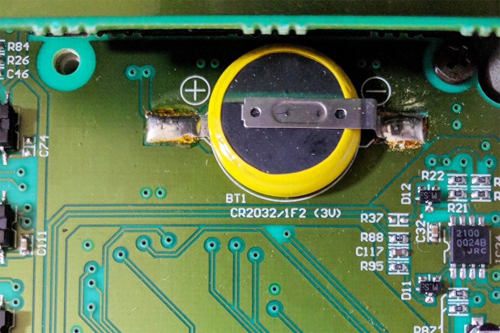 beneriadiva's tweet image. 電子楽器ヲタのネタでごめんなさいね。20年位前のリズムマシーンを買って、録音保存出来ず、プチ改造。内蔵電池切れ。メーカー交換想定してないから電池直付けなの😥今回配線して電池BOX外付けにして装着。また電池切れでも基盤外し不要、すぐ交換楽チンよん☺️ #ZOOM #MRT3