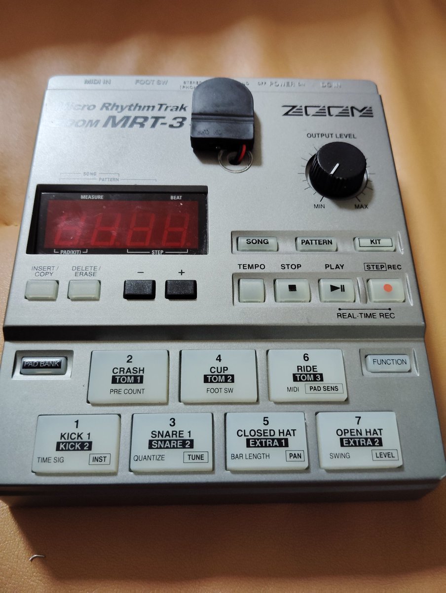 beneriadiva's tweet image. 電子楽器ヲタのネタでごめんなさいね。20年位前のリズムマシーンを買って、録音保存出来ず、プチ改造。内蔵電池切れ。メーカー交換想定してないから電池直付けなの😥今回配線して電池BOX外付けにして装着。また電池切れでも基盤外し不要、すぐ交換楽チンよん☺️ #ZOOM #MRT3