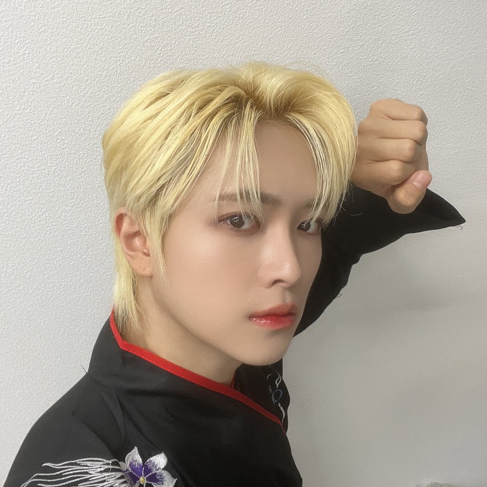 A_WIN_Official's tweet photo. [#AWIN]

내일은 셀카데이❤️
우리 내일 만나자🤳🏻👀❤️

#에이윈 #해쉬태그 #hashtag #ROAN #로안 #DOYUL #도율 https://t.co/Zln6xmaXME