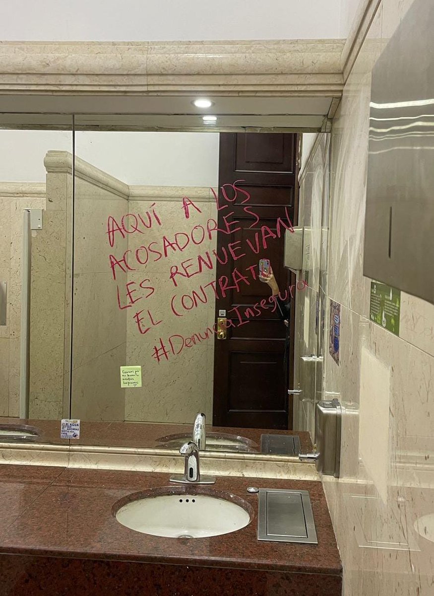 WRadioColombia's tweet photo. #NoticiaW | Esta denuncia aparece en los baños del Congreso: "Aquí a los acosadores les renuevan el contrato (...) rompimos el silencio y nada pasó".

Funcionarias aseguran que, tras dos años de la implementación del protocolo para prevenir y atender estos casos, este no ha sido efectivo.