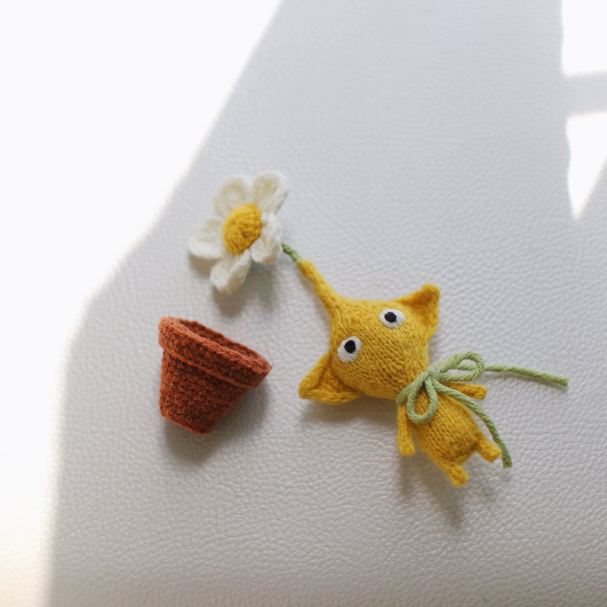 뜨개 피크민 🌼

다뜨베이더님 도안을 베이스로 머리를 좀 더 크게 몸은 더 짧게 떴다. 자수할줄 몰라서 눈이 너무 어려웠다,, 5번 정도 고친 것 같음 🫠 피크민 좋아하는 친구한테 선물했는데 좋아해서 다행 😌❤️‍🔥